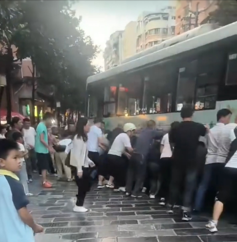 贵州一小学女生被卷入公交车车底，男女老少数十名群众配合交警抬车救人，当地回应
