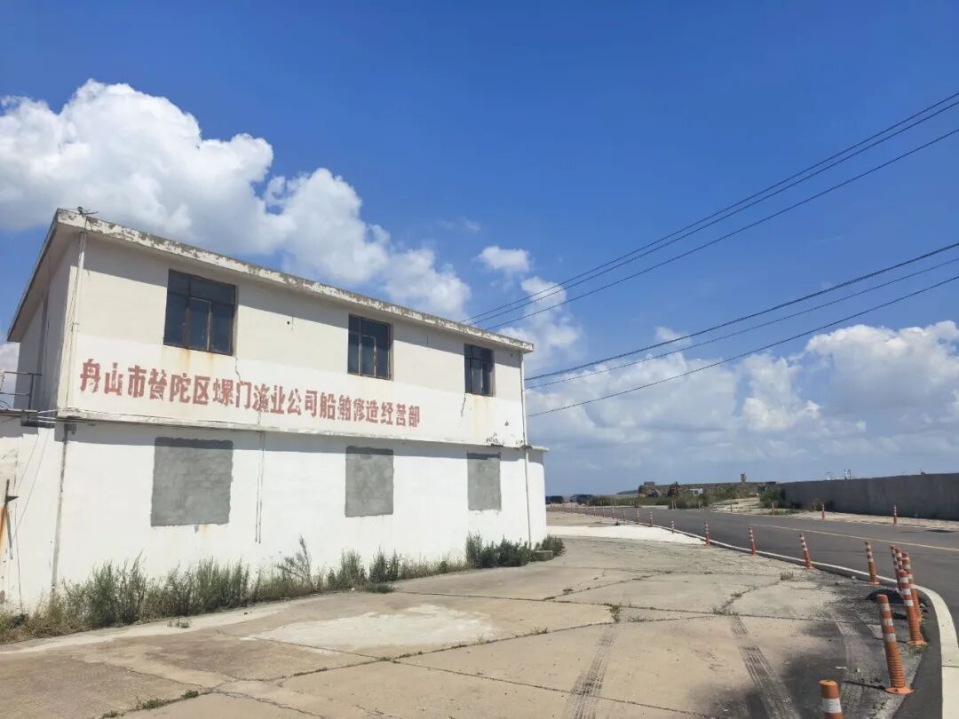 浙江舟山一老人落水失踪11天后回到家，所在的螺门村曾因渔业繁荣被称为“小香港”，远至湖南、四川等地的人赶来当渔民，如今后辈不再出海