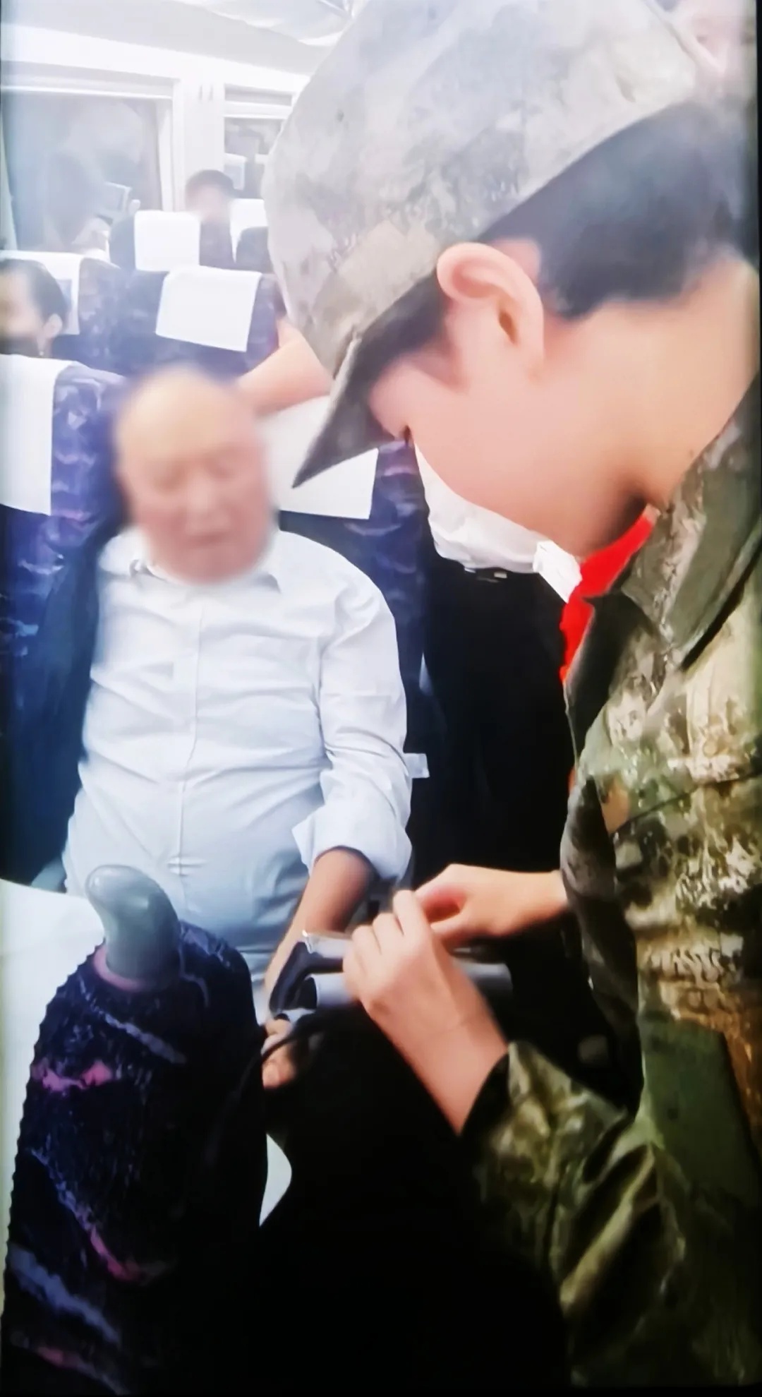 入伍路上，她做了一件好事！