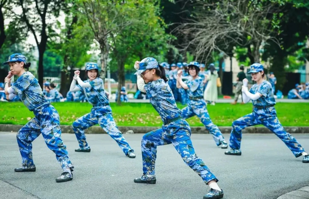 “扛得起枪，下得了田，握得住笔杆！”川大9000余名新生军训太燃了