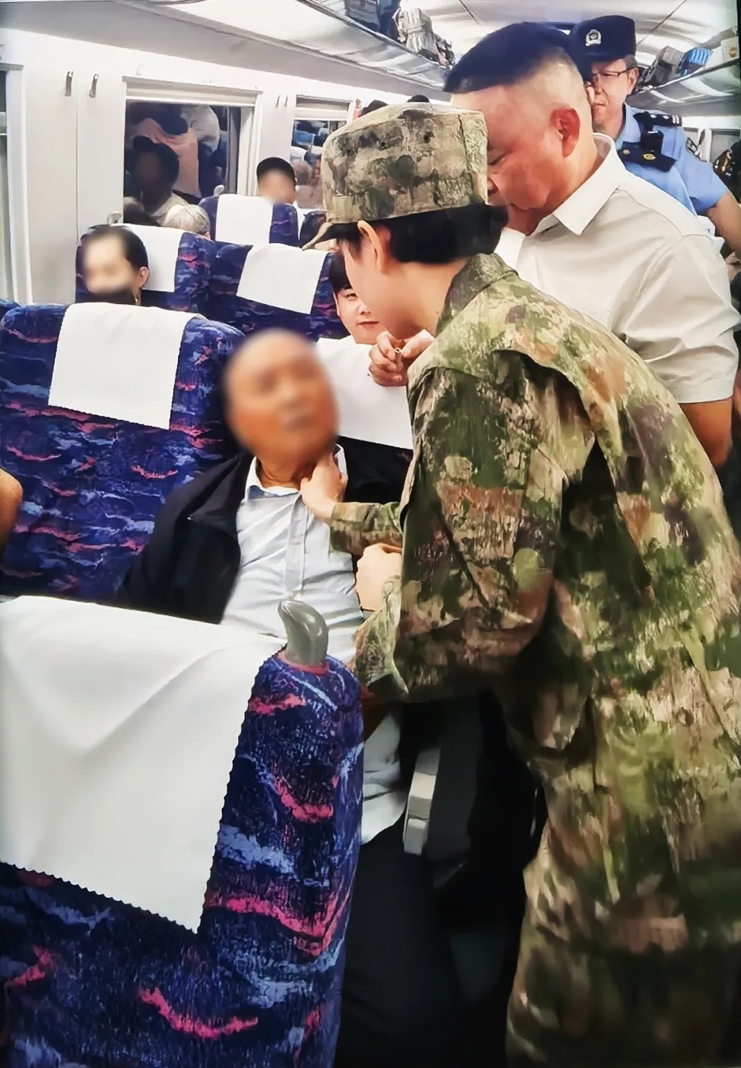 入伍路上，她做了一件好事！
