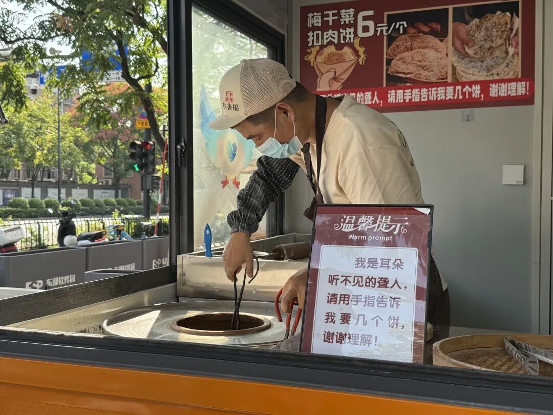 杭州一小摊火了,天天有人排队!老板和顾客都“不说话”,买完就走… 杭州一小摊火了,天天有人排队!老板和顾客都“不说话”,买完就走…