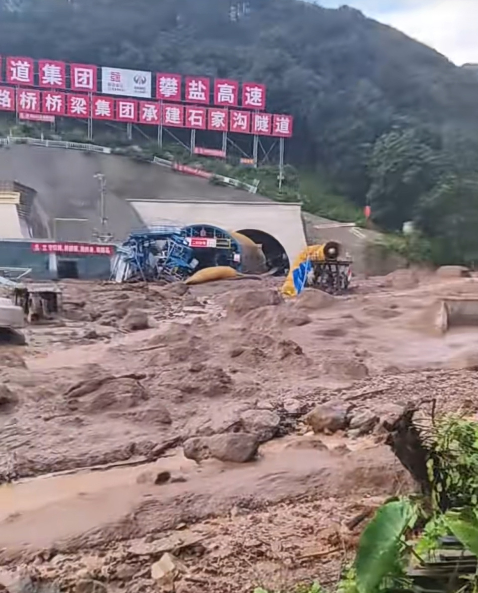 四川一在建高速工地被泥石流袭击5人失联,附近村民:前一天下暴雨,桥梁道路被冲毁 四川一在建高速工地被泥石流袭击5人失联,附近村民:前一天下暴雨,桥梁道路被冲毁