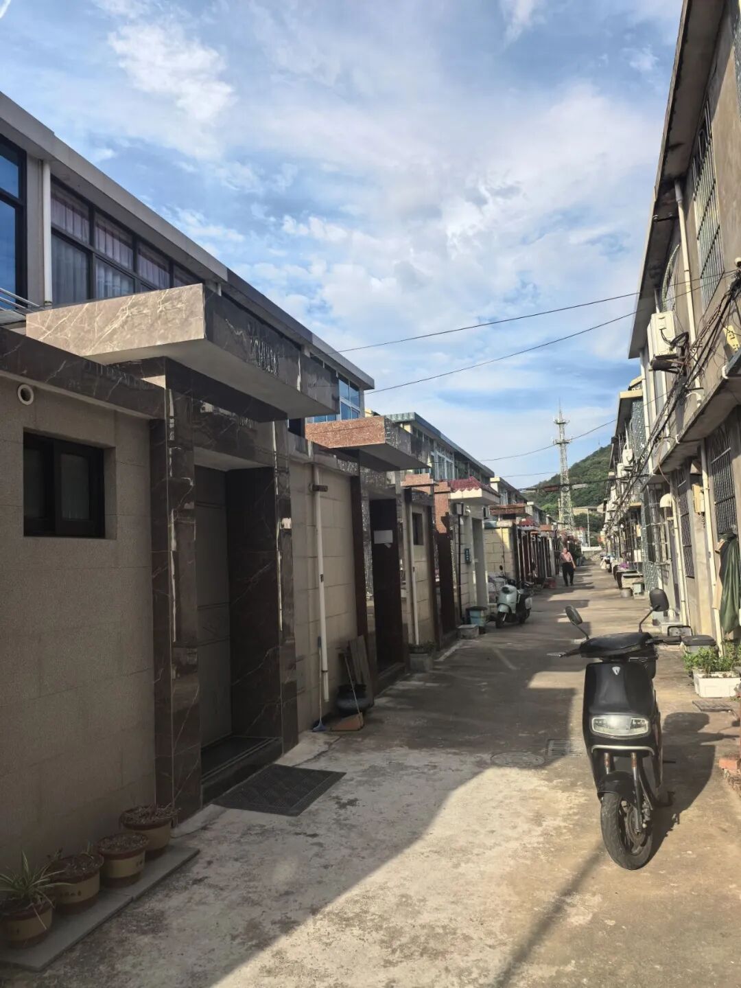 浙江舟山一老人落水失踪11天后回到家，所在的螺门村曾因渔业繁荣被称为“小香港”，远至湖南、四川等地的人赶来当渔民，如今后辈不再出海