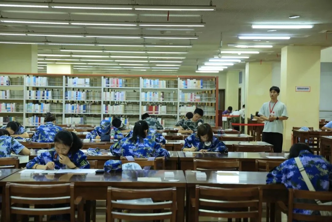 “扛得起枪，下得了田，握得住笔杆！”川大9000余名新生军训太燃了