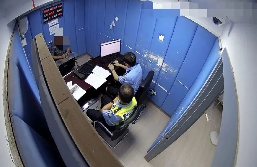 事发上海地铁！一男子为拿遗落物品，竟扒开车门，翻越屏蔽门！站务员急按紧急制动