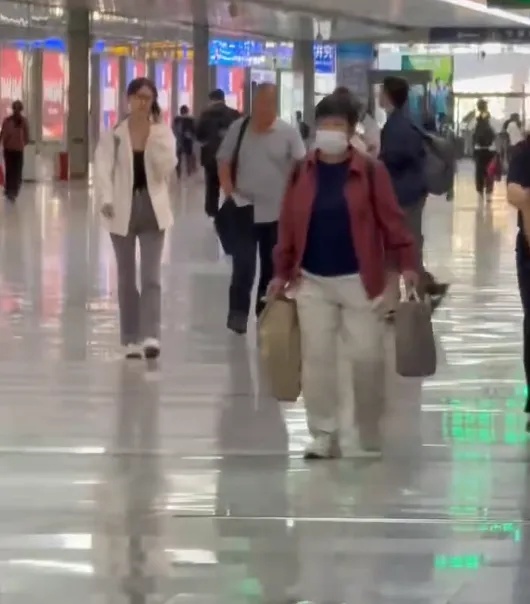 “太痛苦了,回家吧”,母亲看病到离世仅14天,儿子含泪记录,网友纷纷“破防”→ “太痛苦了,回家吧”,母亲看病到离世仅14天,儿子含泪记录,网友纷纷“破防”→