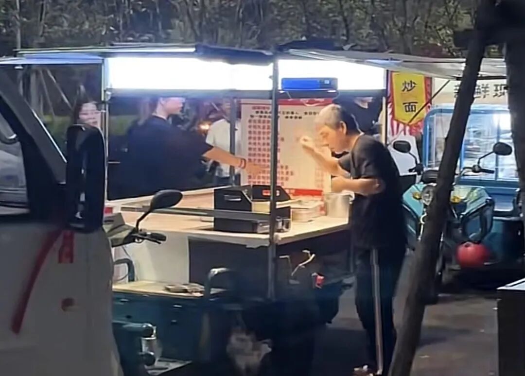 杭州一小摊火了,天天有人排队!老板和顾客都“不说话”,买完就走… 杭州一小摊火了,天天有人排队!老板和顾客都“不说话”,买完就走…