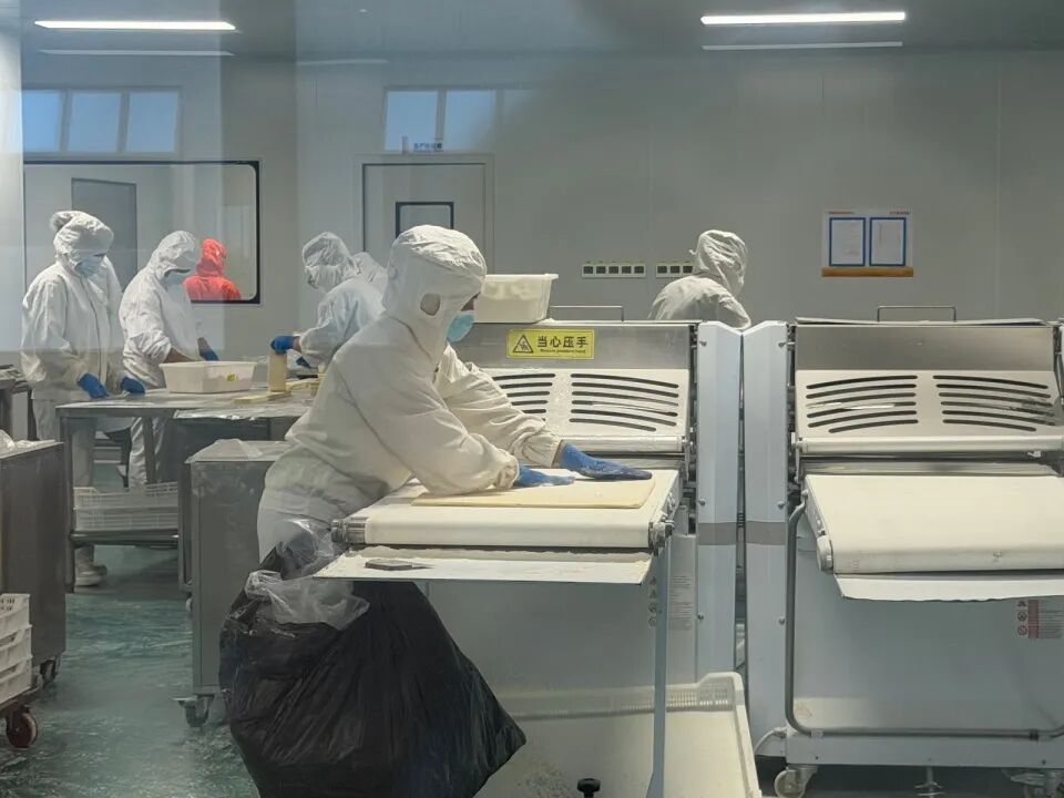 “供不应求,凌晨6点就被催发货”,60厘米超长蛋挞走红,武汉工厂全国爆单,供应商:一个云南订单就要800件,河南、山东、新疆都有人买 “供不应求,凌晨6点就被催发货”,60厘米超长蛋挞走红,武汉工厂全国爆单,供应商:一个云南订单就要800件,河南、山东、新疆都有人买