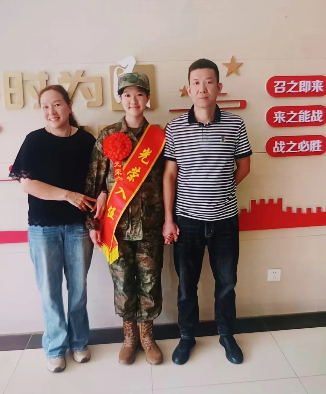 入伍路上，她做了一件好事！