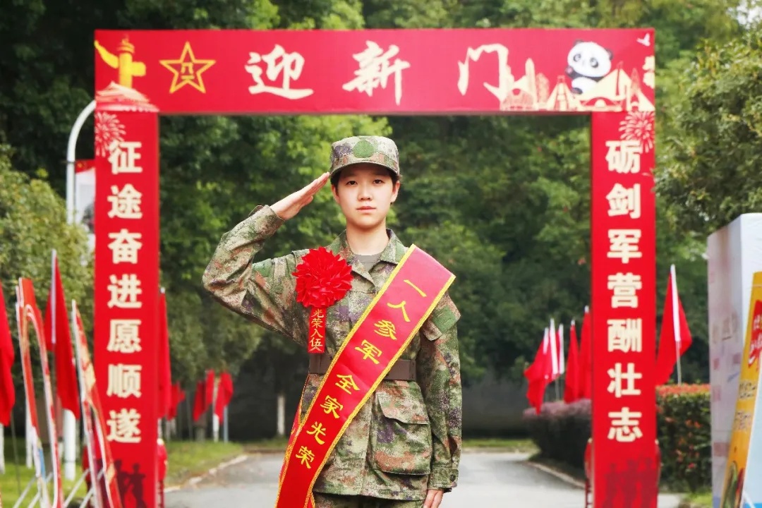 入伍路上，她做了一件好事！