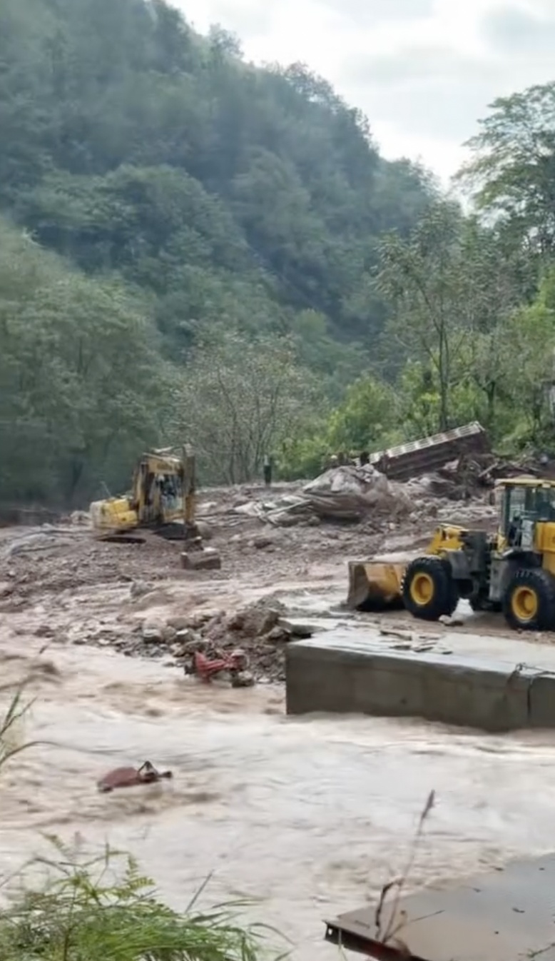 四川一在建高速工地被泥石流袭击5人失联,附近村民:前一天下暴雨,桥梁道路被冲毁 四川一在建高速工地被泥石流袭击5人失联,附近村民:前一天下暴雨,桥梁道路被冲毁
