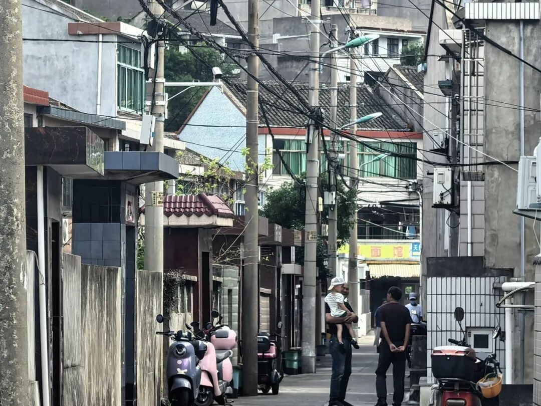 浙江舟山一老人落水失踪11天后回到家，所在的螺门村曾因渔业繁荣被称为“小香港”，远至湖南、四川等地的人赶来当渔民，如今后辈不再出海