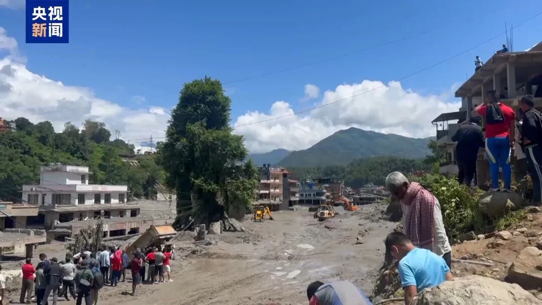 截至当地时间18日19时，尼泊尔泥石流已致1410人遇难，6055人失联