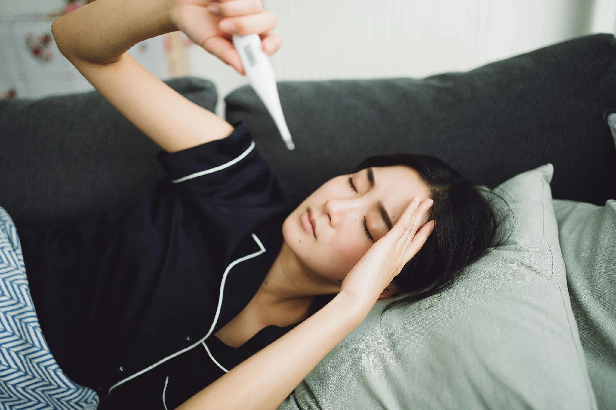 洗澡时这个习惯让她咳了三年!花洒里的“隐形杀手”很多人忽视 洗澡时这个习惯让她咳了三年!花洒里的“隐形杀手”很多人忽视