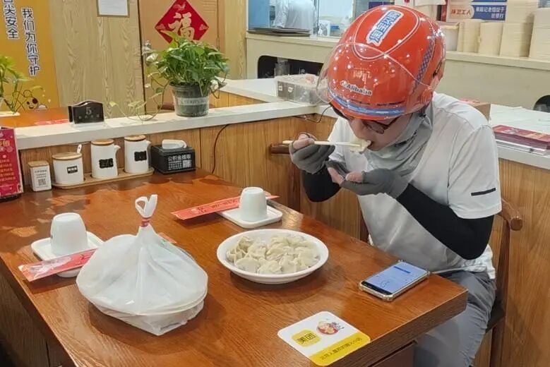 烧烤店、拉面馆、饺子馆组了个联盟，门口贴着同一张告示，北京这三家小店太赞了！