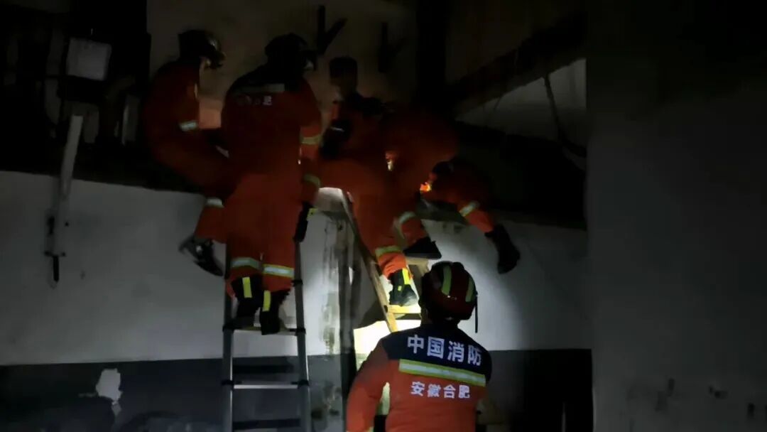 为捡假牙,88岁老人被卡墙缝!消防员这波操作太暖了 为捡假牙,88岁老人被卡墙缝!消防员这波操作太暖了