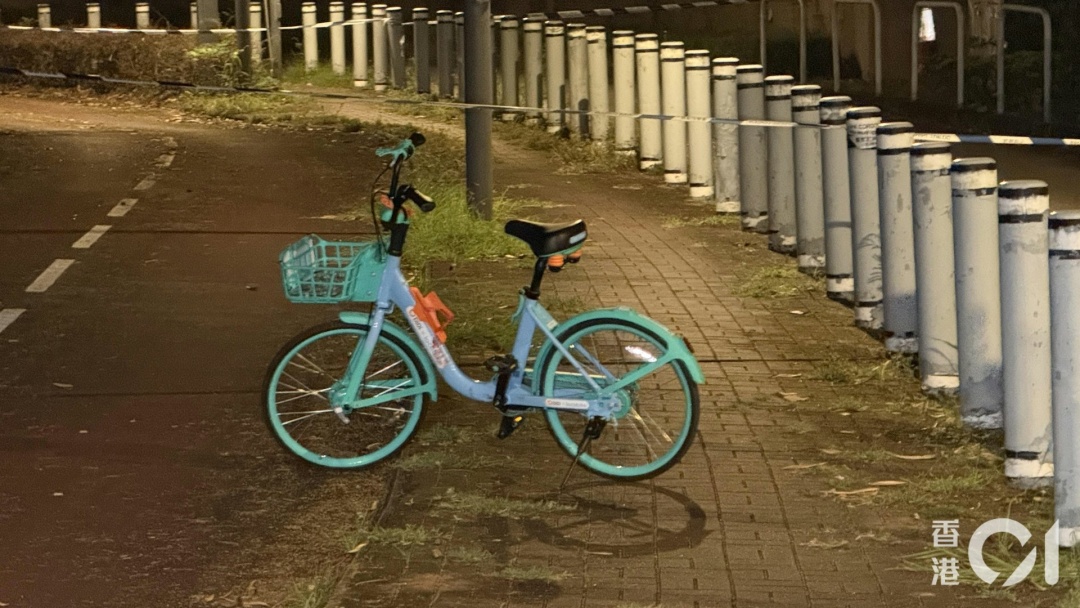 香港一女子深夜骑车回家,疑遭多条流浪狗袭击身亡!全身多处被咬伤 香港一女子深夜骑车回家,疑遭多条流浪狗袭击身亡!全身多处被咬伤