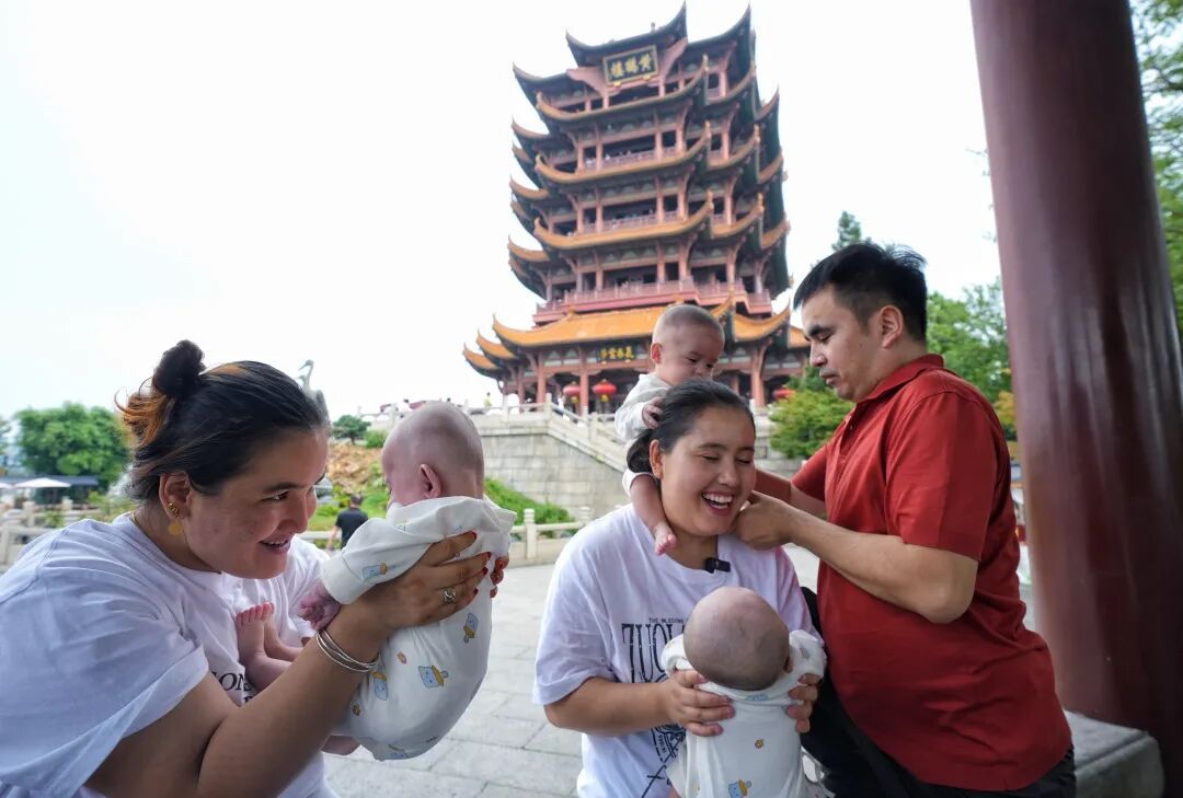 新疆五胞胎(1男4女)在武汉出生,一个月喝40罐奶粉、一天用30多片尿不湿,喝完的奶粉罐已叠了8层高;出生7个月后集体亮相黄鹤楼 新疆五胞胎(1男4女)在武汉出生,一个月喝40罐奶粉、一天用30多片尿不湿,喝完的奶粉罐已叠了8层高;出生7个月后集体亮相黄鹤楼