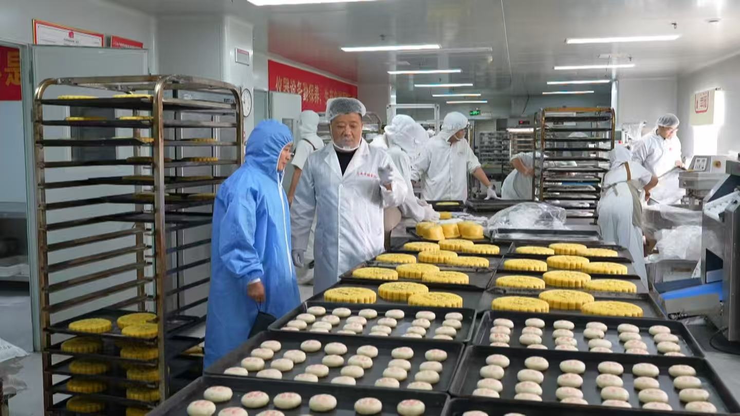 山东临沂:中秋尝新味 “炒鸡”月饼走红中秋市场 山东临沂:中秋尝新味 “炒鸡”月饼走红中秋市场
