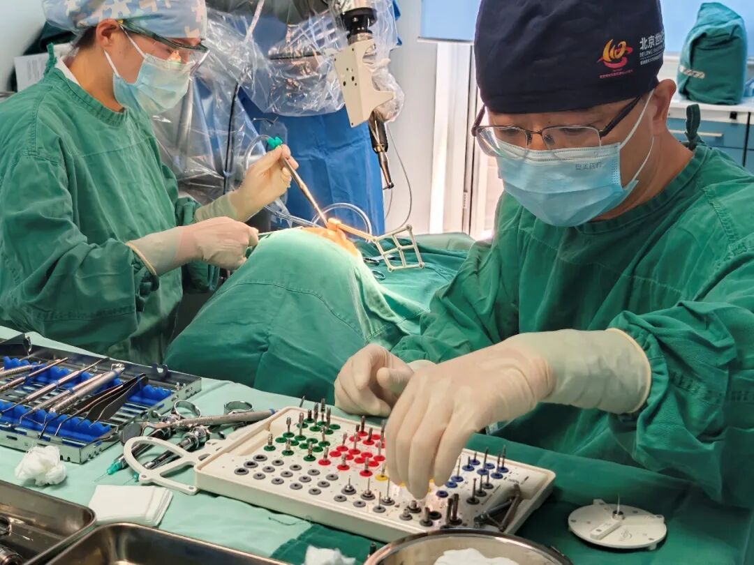 手术室来了“赛博同事”:别怕!机器人种牙比医生还精准 手术室来了“赛博同事”:别怕!机器人种牙比医生还精准