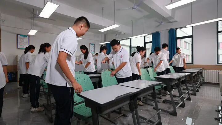 趴桌→躺睡!他们的午休舒服了~ 趴桌→躺睡!他们的午休舒服了~