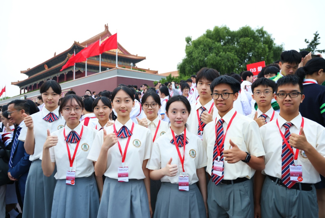 激动、震撼!港澳约1000名学生在天安门广场观升旗 激动、震撼!港澳约1000名学生在天安门广场观升旗