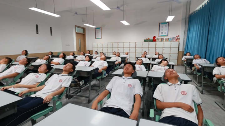 趴桌→躺睡!他们的午休舒服了~ 趴桌→躺睡!他们的午休舒服了~