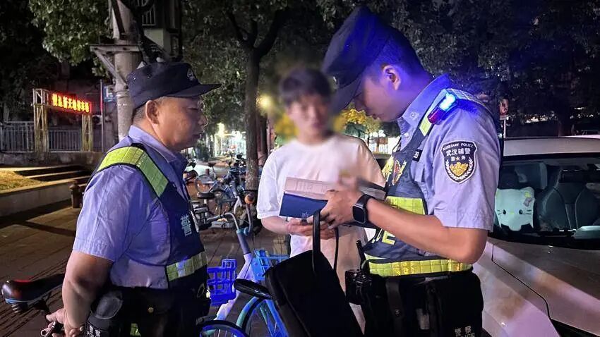 深夜11点，他们守在路边那辆“敞着窗”的车旁……