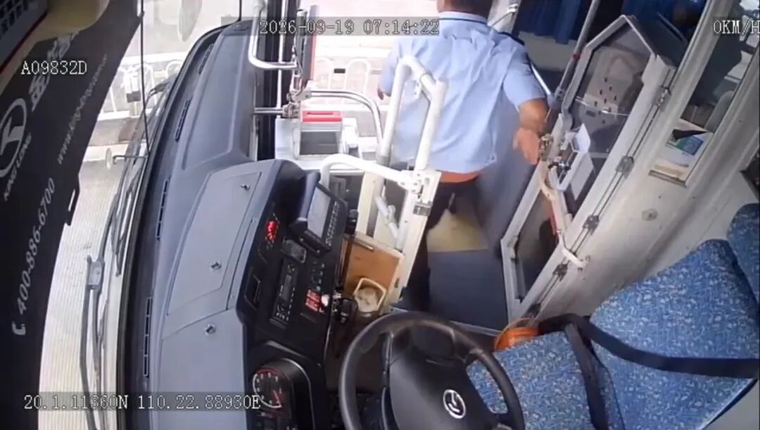 海口琼州大桥上,公交司机奋力一拉救下一命…… 海口琼州大桥上,公交司机奋力一拉救下一命……