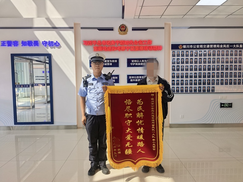 银川一辆SUV没油了，停在路中间，交警将车推到加油站！
