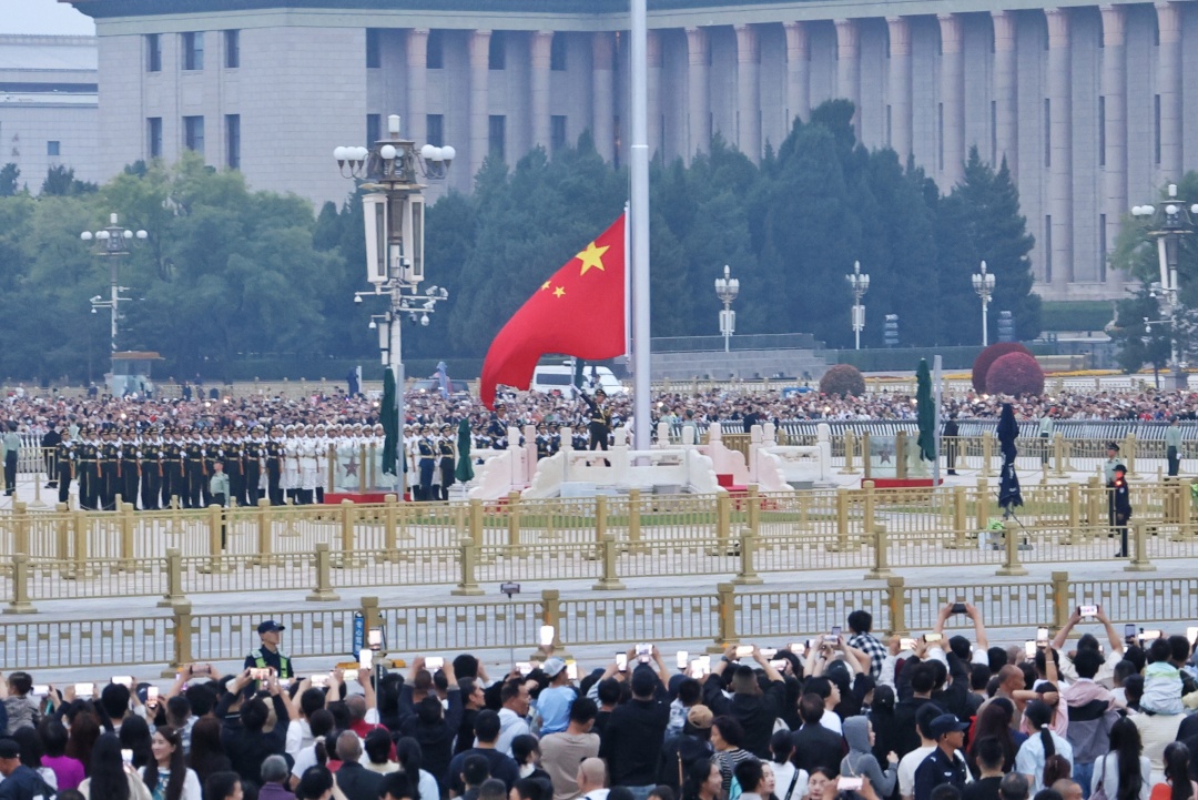 激动、震撼!港澳约1000名学生在天安门广场观升旗 激动、震撼!港澳约1000名学生在天安门广场观升旗