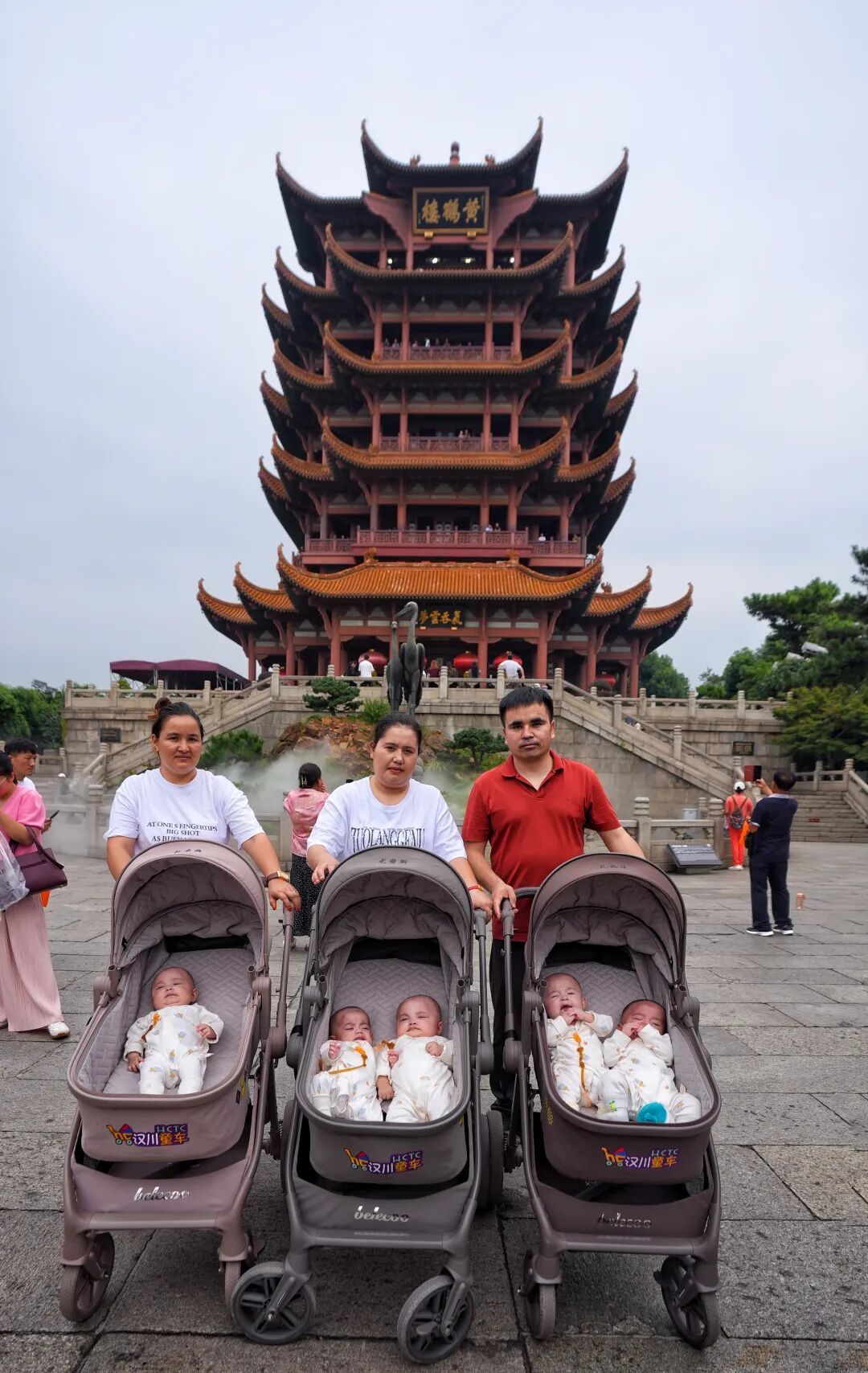 新疆五胞胎(1男4女)在武汉出生,一个月喝40罐奶粉、一天用30多片尿不湿,喝完的奶粉罐已叠了8层高;出生7个月后集体亮相黄鹤楼 新疆五胞胎(1男4女)在武汉出生,一个月喝40罐奶粉、一天用30多片尿不湿,喝完的奶粉罐已叠了8层高;出生7个月后集体亮相黄鹤楼
