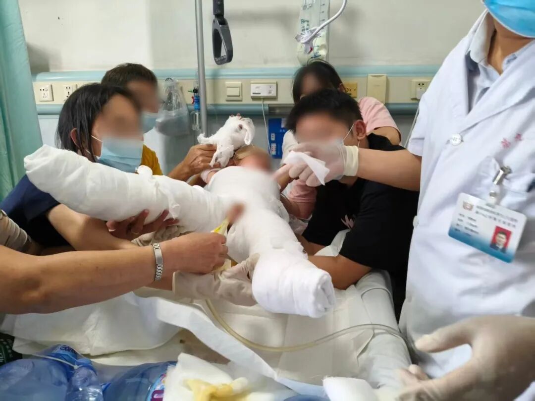2岁女童被独留浴室,因误触水龙头,遭70℃热水淋烫约两分钟,致全身大面积重度烫伤 2岁女童被独留浴室,因误触水龙头,遭70℃热水淋烫约两分钟,致全身大面积重度烫伤