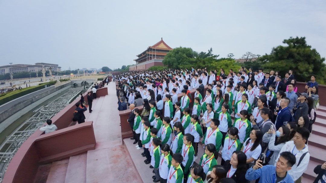 激动、震撼!港澳约1000名学生在天安门广场观升旗 激动、震撼!港澳约1000名学生在天安门广场观升旗