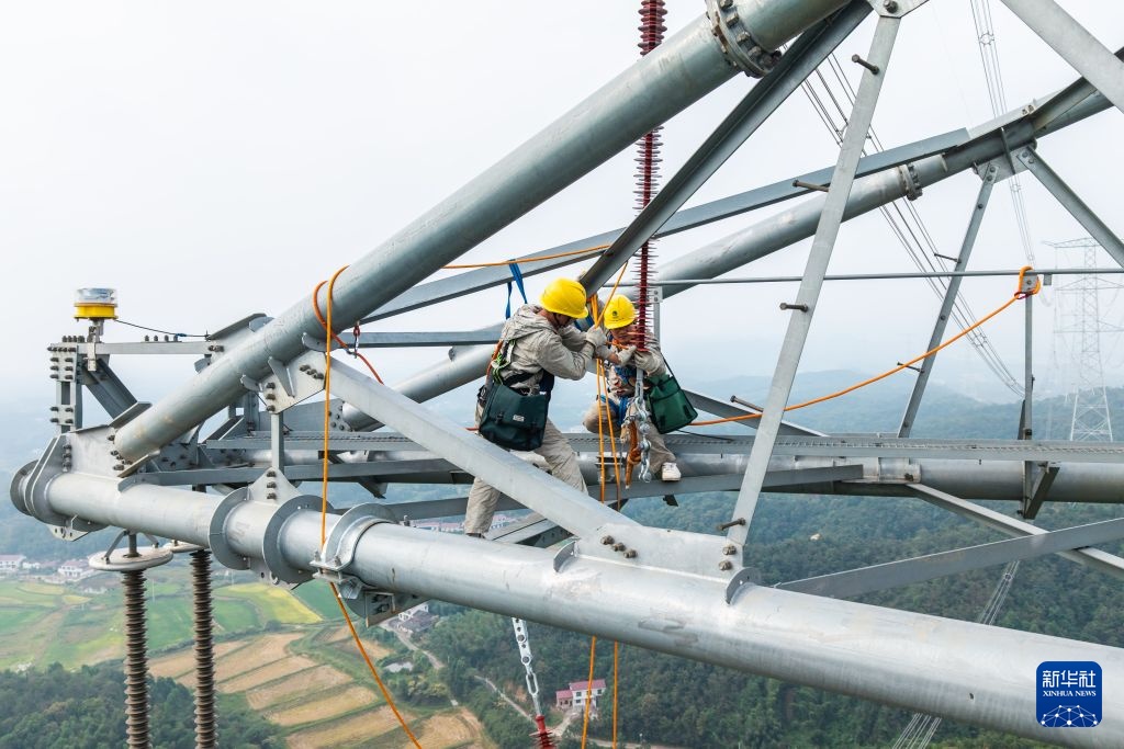 湖南:特高压线路带电完成防风偏拉索安装作业 湖南:特高压线路带电完成防风偏拉索安装作业