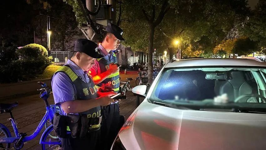 深夜11点，他们守在路边那辆“敞着窗”的车旁……