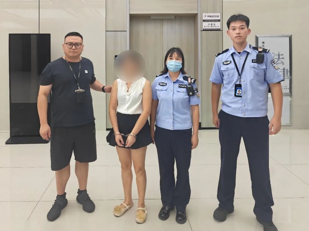 “我没偷！还我清白！”老板钻戒丢失，店员哭着报警喊冤；真相藏在自家厕所窗台下…