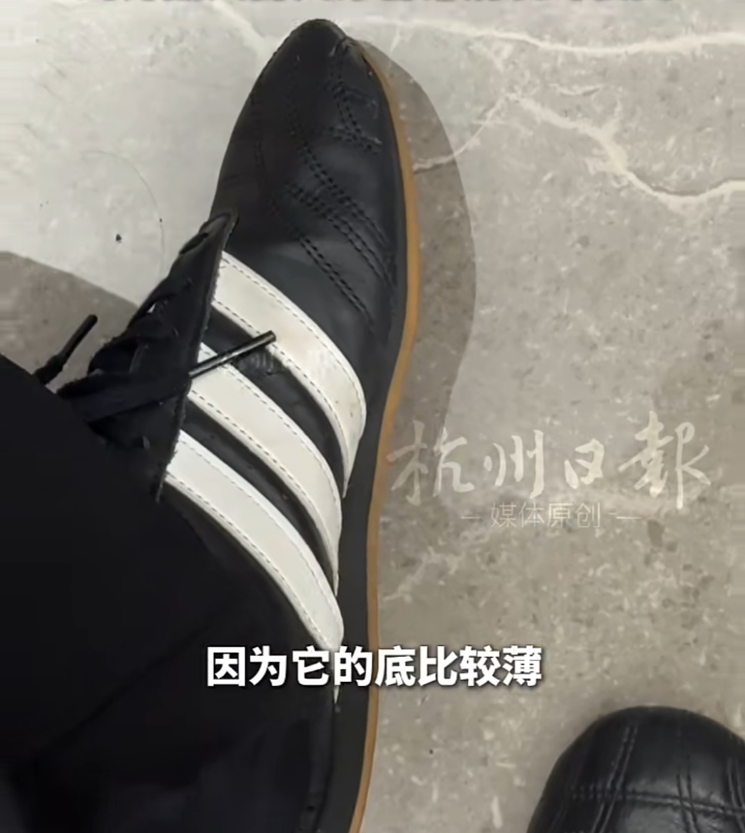 冲上热搜,第一批穿德训鞋的“受害者”出现了 冲上热搜,第一批穿德训鞋的“受害者”出现了