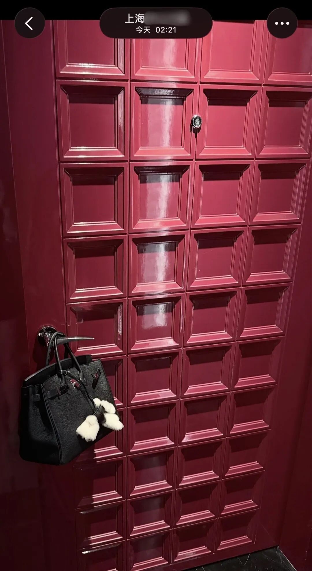 女子称入住某4000多元一晚的酒店,工作人员将其爱马仕包挂门外!酒店回应 女子称入住某4000多元一晚的酒店,工作人员将其爱马仕包挂门外!酒店回应