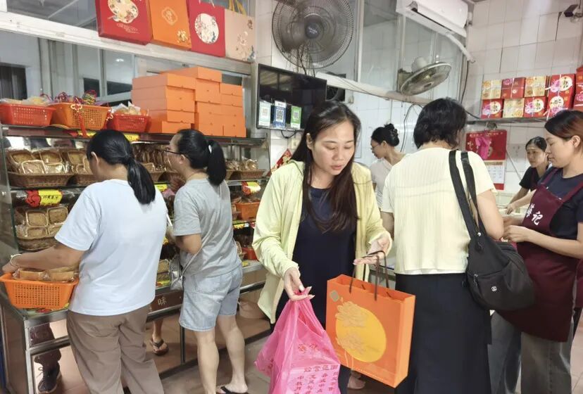 一出来直接被抢光，一天能卖两万个！广州人最近都在买，门口排长队