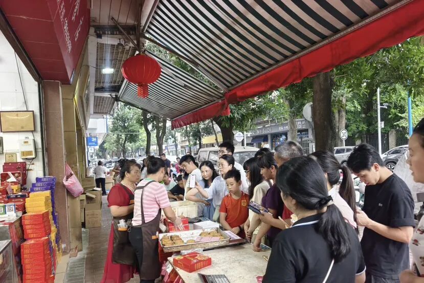 一出来直接被抢光，一天能卖两万个！广州人最近都在买，门口排长队