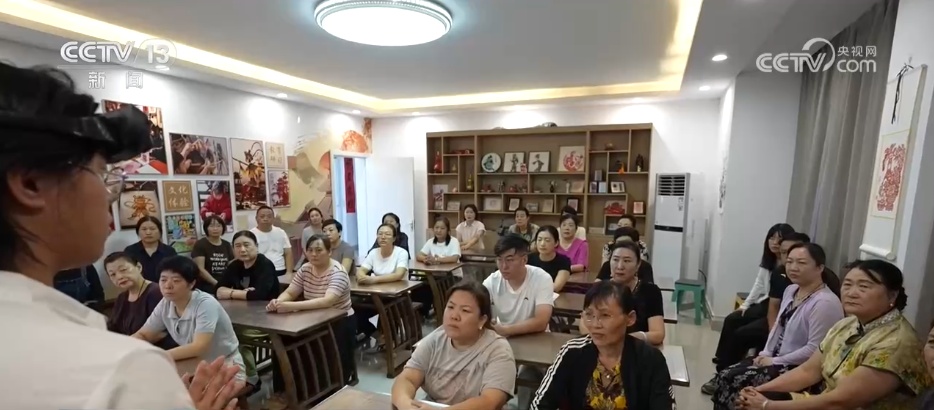 数字新产业下沉社区扎根乡镇 村民在家门口找到AI“新岗位” 数字新产业下沉社区扎根乡镇 村民在家门口找到AI“新岗位”