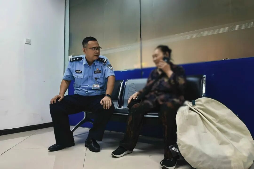 “明星单独约见面?”七旬老人来京“赴约”, 落地后傻眼了 “明星单独约见面?”七旬老人来京“赴约”, 落地后傻眼了