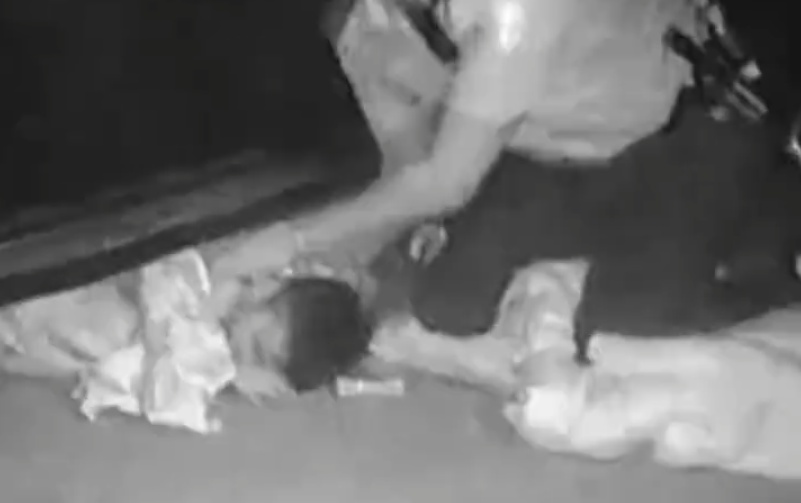 惊险!“警察同志,有个小孩在我车底下躺着,没穿衣服。” 惊险!“警察同志,有个小孩在我车底下躺着,没穿衣服。”