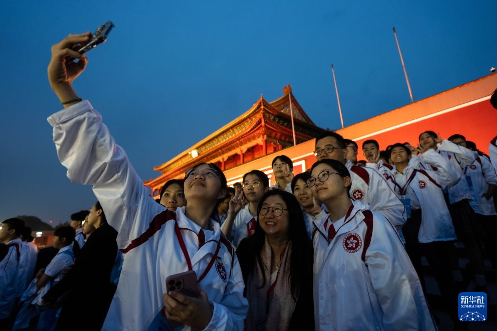 千名港澳青少年升旗队代表天安门广场观看升国旗仪式 千名港澳青少年升旗队代表天安门广场观看升国旗仪式