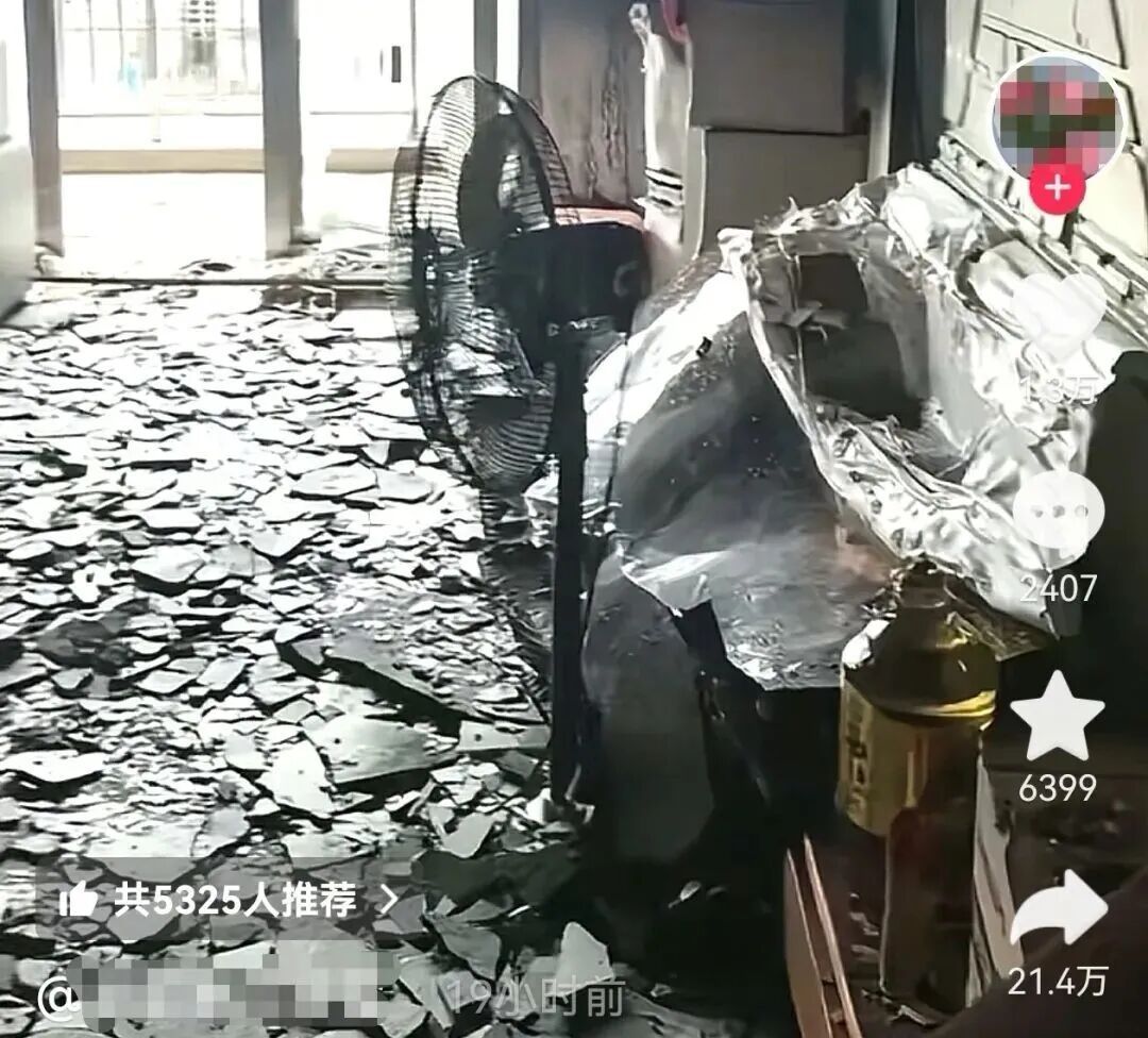 手机充电器未拔，客厅被烧光！多地网友留言：我家也一样！