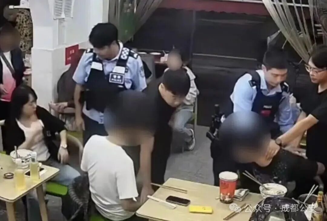 3人盗窃成功后,在夜宵店“庆功”并“复盘总结”,结果被邻桌警察一锅端 3人盗窃成功后,在夜宵店“庆功”并“复盘总结”,结果被邻桌警察一锅端