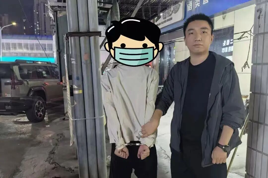 一眼锁定!民警吃饭“偶遇”网逃,当场“打包”带走 一眼锁定!民警吃饭“偶遇”网逃,当场“打包”带走