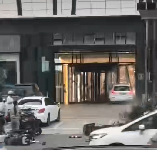 轿车失控闯入商场!河北保定通报 轿车失控闯入商场!河北保定通报